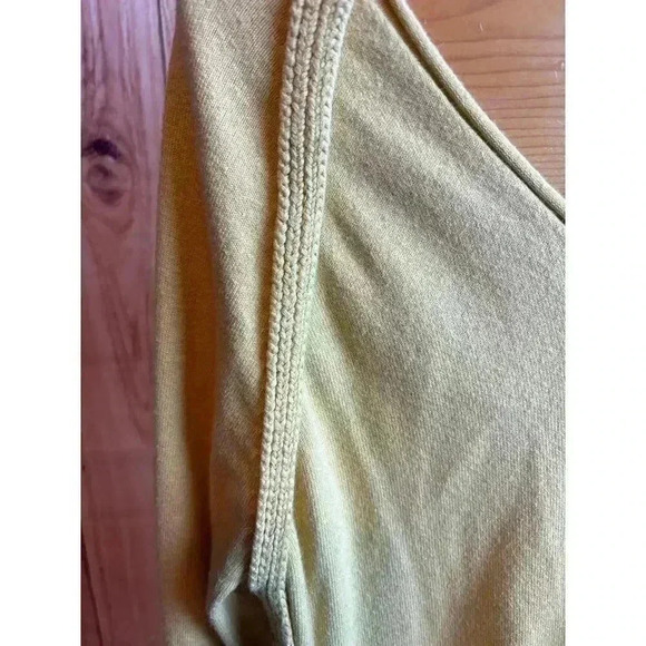 Cabi V-Neck Lightweight Fitted Mustard Yellow Knit Sweater Women's Size M - Picture 2 of 9